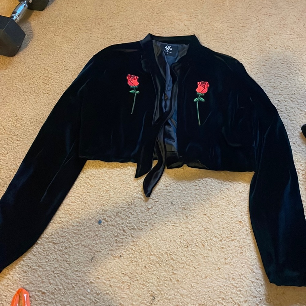 Cropped crushed velvet jacket with embroidered roses on the breasts
